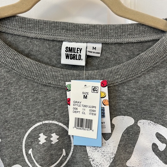 Women's SmileyWorld Love Above All Graphic Sweatshirt Gray M Smiley Company NWT - Picture 8 of 13